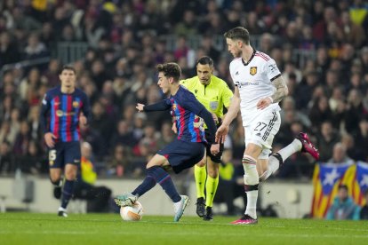 Gavi, que se perderá la vuelta por sanción, conduce el balón ante la presión del visitante Weghorst, ayer durante el partido en el Spotify Camp Nou.