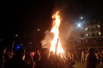 A pesar de la lluvia, la Falla Major de Sort volvió a prender con el fuego de todas las ‘falles’.