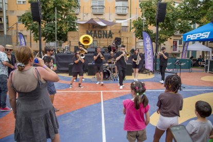 La banda Hip Horns Brass Collective, ahir a la pista de la Panera.