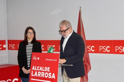 El candidato del PSC, Fèlix Larrosa, con la edil Cristina Morón. 