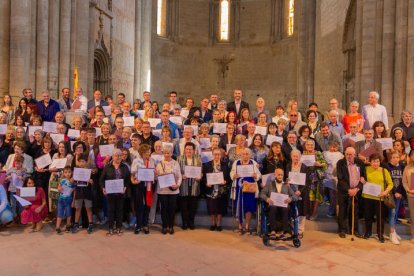 Foto de grupo de todos los que asisitieron al acto de ayer en la Seu Vella para recoger los documentos de nulidad de sentencias judiciales durante el franquismo.