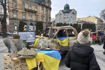 Material militar ucraïnès exposat al centre de Lviv.