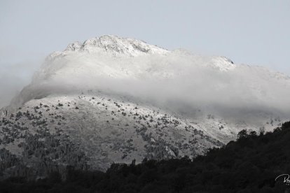 Imagen ayer de una montaña del Pallars Sobirà con el primer manto blanco. 