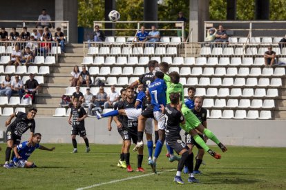 La disputa de un balón aéreo generó esta imagen con jugadores de ambos equipos en el salto.