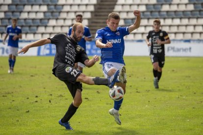 Danylo Goncharuk lucha la posesión con el defensa visitante Badal.