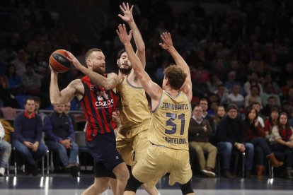 Jokubaitis y Abrines presionan al estadounidense Costello.