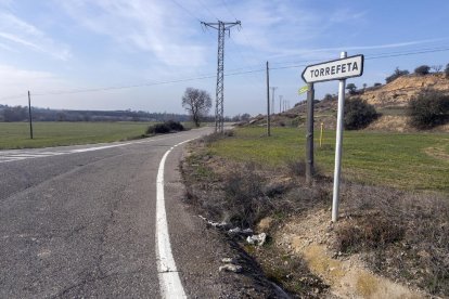 El acceso al pueblo de Torrefeta. 