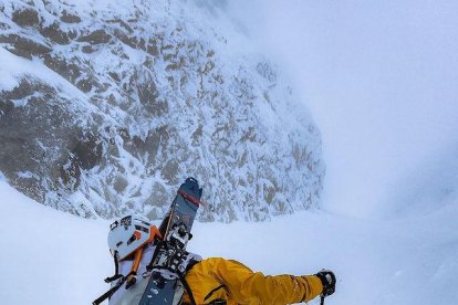 Un aficionado al esquí de montaña en la Val d’Aran.