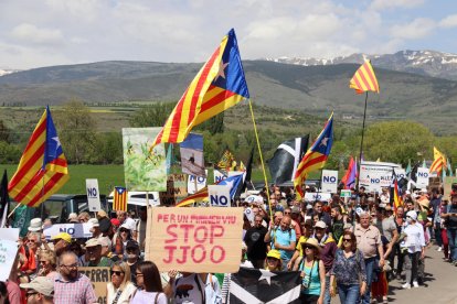 Una part dels participants a la mobilització en contra dels Jocs d'hivern del 2030, convocada per la Plataforma Stop JJOO, caminant per la zona industrial de Puigcerdà.