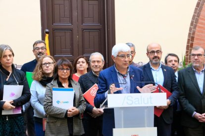 El conseller de Salud, Manel Balcells, con representantes de las patronales y sindicados después de firmar el preacuerdo del convenio del Siscat, en la conselleria.