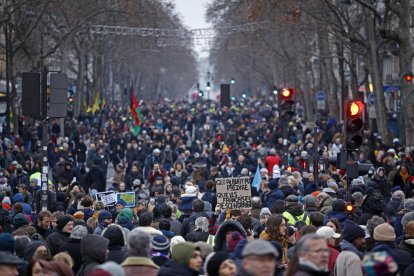 Centenars de milers de persones es van manifestar a París contra la reforma de les pensions.