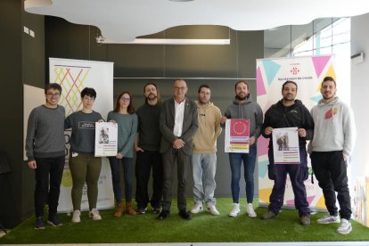 Representants de la Paeria i de Ponent Coopera, amb els cartells de la tercera edició del FemCoop!