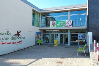 Escola Turó del Drac, a Canet de Mar, amb una pintada a favor de l’educació en català.