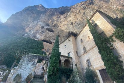 El santuario del Salgar con la ladera de piedra detrás. 