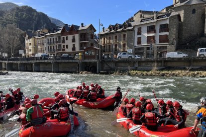 Llavorsí ha donat el tret de sortida a la temporada de ràfting al Pallars Sobirà.