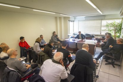 Un momento de la reunión de patronal y sindicatos celebrada ayer en la sede de la Femel.