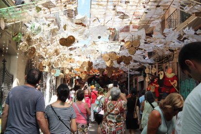 La calle Verdi, en el barrio de Gràcia, decorada durante sus fiestas.