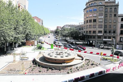 Recta final de les obres a la rambla d'Aragó de Lleida.