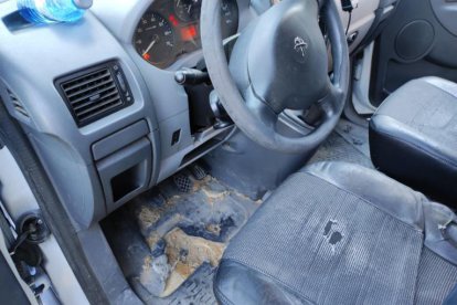 Detalle del estado del interior de un coche patrulla.