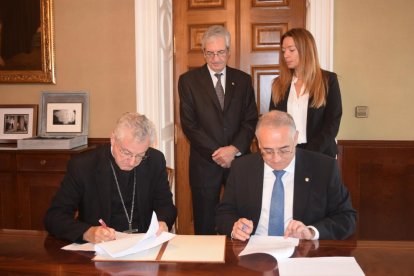 Moment de la signatura de l'acord entre el Bisbat d'Urgell, el ministeri de Salut del govern d'Andorra i Benito Menni CASM, pel desenvolupament de serveis de salut mental al Palau Episcopal de la Seu d'Urgell.

Data de publicació: dilluns 24 d'octubre del 2022, 12:56

Localització: La Seu d'Urgell

Autor: