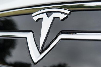 El logo de Tesla.