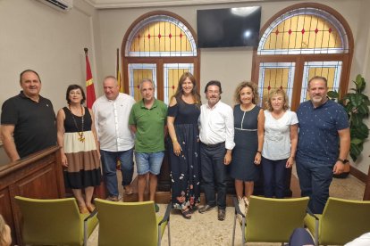 Borràs y Gavín, en el centro, ayer de visita en Juneda. 