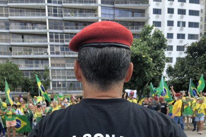 Un partidari de Bolsonaro davant d’una protesta dels seus crítics.