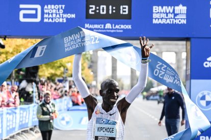 El atleta Eliud Kipchoge llega a la meta marcando récord mundial.