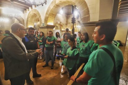 Els manifestants han parlat amb el regidor Jaume Rutllant, a qui han demanat que l'ajuntament faci de mediador.