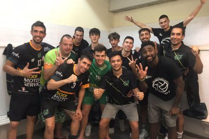 Los jugadores del equipo leridano celebran el tercer puesto.