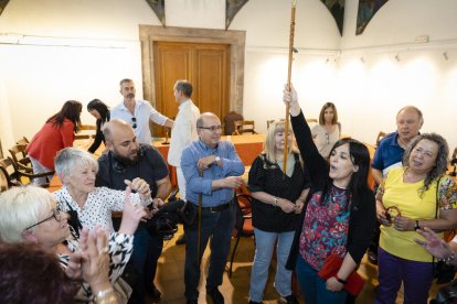 Sílvia Orriols, la líder d’Aliança Catalana, celebra la seua investidura.