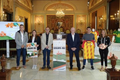 Bojan, con la camiseta de la selección catalana, este jueves a la Paeria de Lleida, en el acto de presentación del partido.