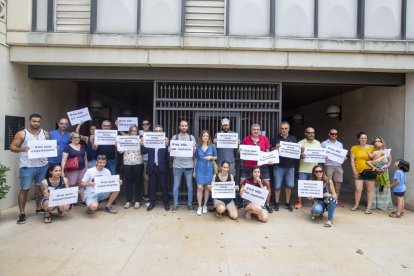 La protesta comenzó ante la Oficina Municipal de Escolarización.