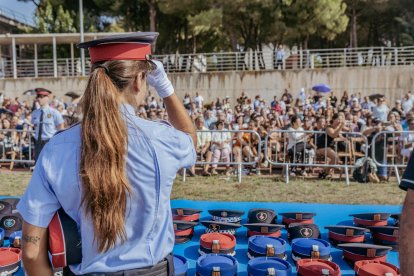 Per continuar avançant en la feminització del cos policial, es reserva un 40% de les places per a dones.