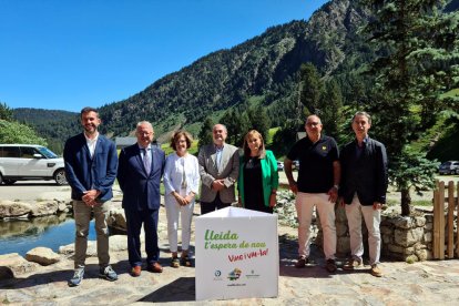 Representants polítics i del sector turístic, ahir en la presentació de la campanya d’estiu.