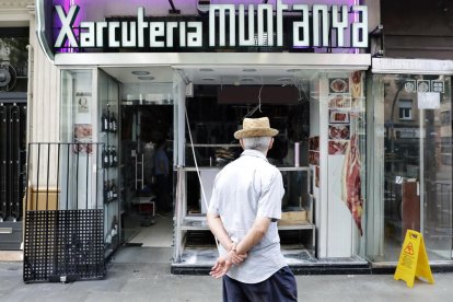 Una charcutería del barrio de Sants, tras ser saqueada durante los disturbios.