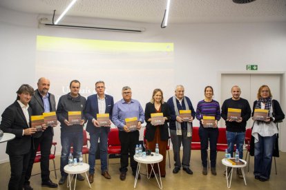 Algunos de los protagonistas del libro “Un país dolç”, con dirigentes de la administración y Afrucat.