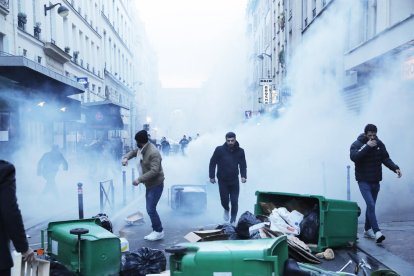 Manifestantes y policías franceses se enfrentan tras la masacre.