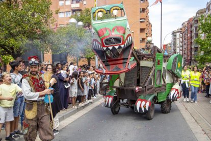 El pasacalles inaugural ‘Drago’ fue la propuesta más multitudinaria de la jornada de ayer.