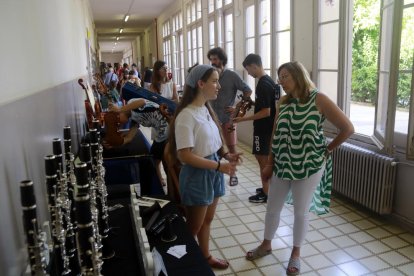 Fira de Lutiers de Cervera en los pasillos de la escuela Jaume Balmes