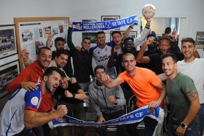 La plantilla del Mollerussa, reunida ayer en las oficinas del club para ver el sorteo que les emparejó con el Rayo Vallecano.