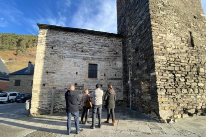 Visita a las obras de preservación de la fachada de la iglesia. 