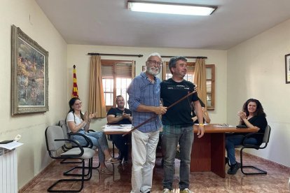 Carles Móra recibió la vara del exalcalde Ramon Maria Arbós.