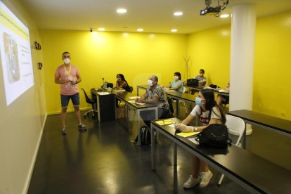 Imagen de archivo de una clase en una autoescuela de Lleida.