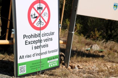 Cartell de restricció de pas a la pujada a Mont Caro, al Port de Tortosa i Roquetes, per l'activació de nivell 3 del Pla Alfa