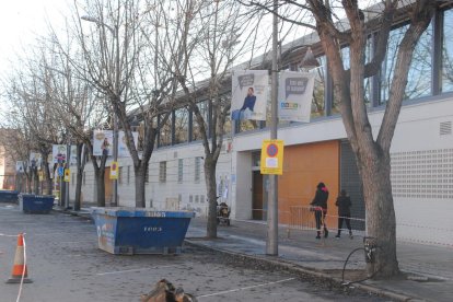 Obras para reparar el pavimento de la acera en la calle del CAP. 