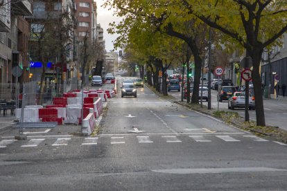 La avenida recuperó ayer un carril de circulación de bajada. 