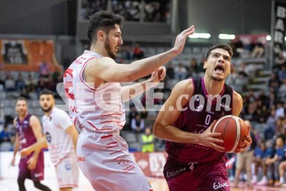 Brito intenta una acció de llançament davant de l'oposició d'un rival de l'Ourense