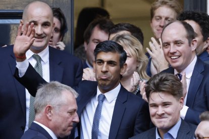 El nuevo primer ministro británico, Rishi Sunak, saluda a su llegada a la oficina del Partido Conservador.