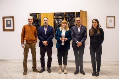 Natàlia Garriga, ahir al Morera entre el director del museu, Jesús Navarro, i l’alcalde, Miquel Pueyo.